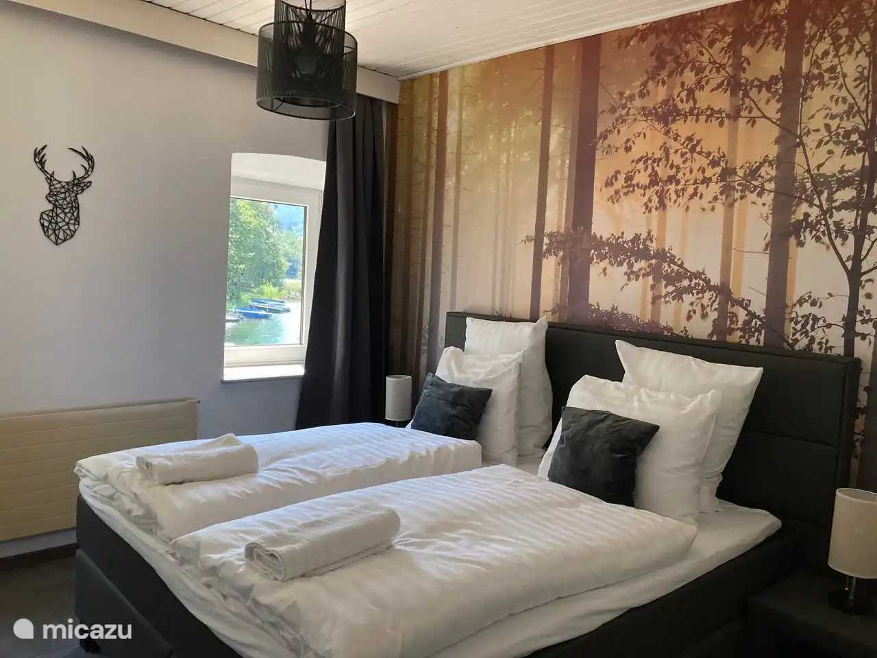 Schlafzimmer mit Boxspringbetten