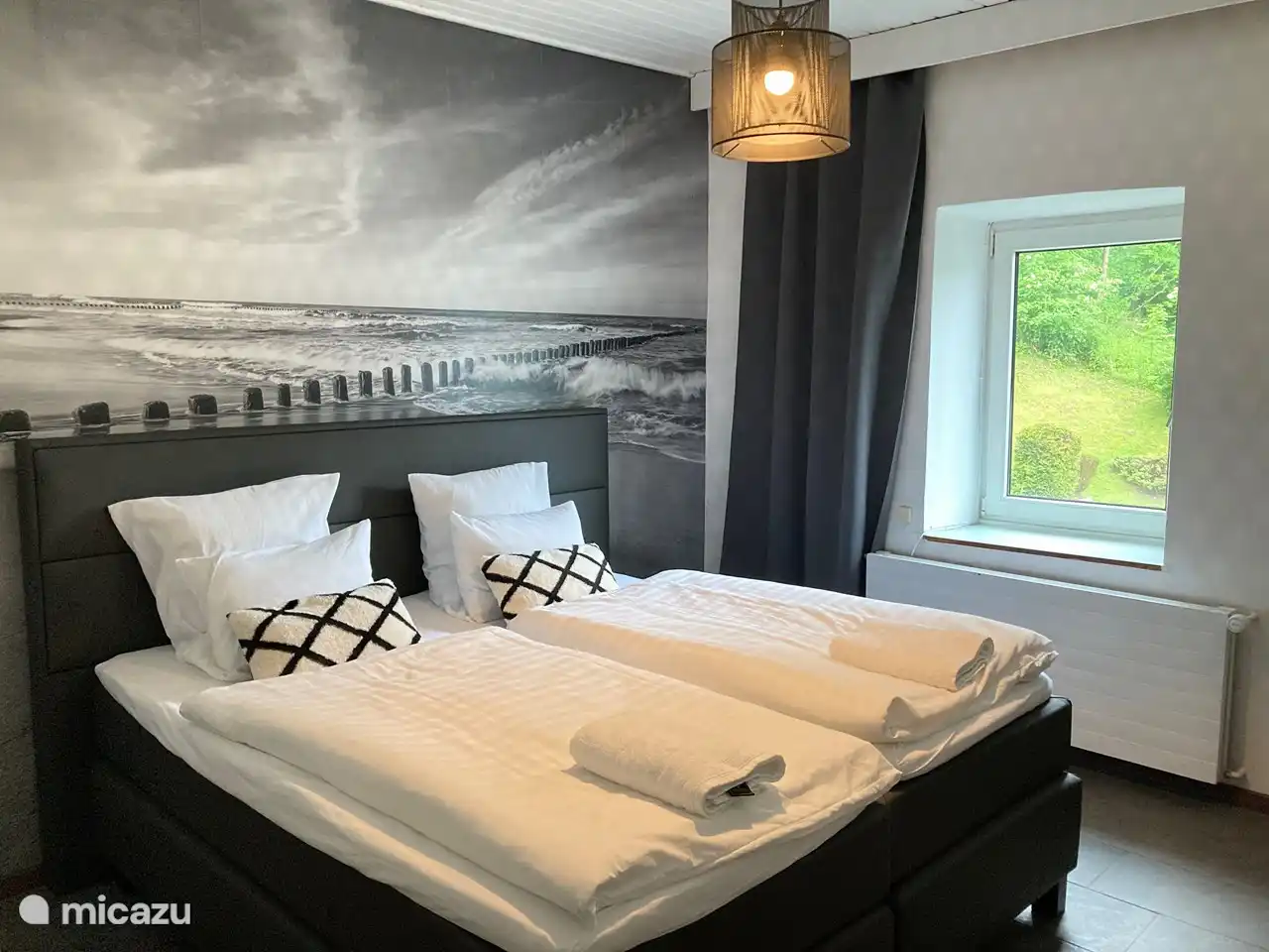 Schlafzimmer mit Boxspringbetten.