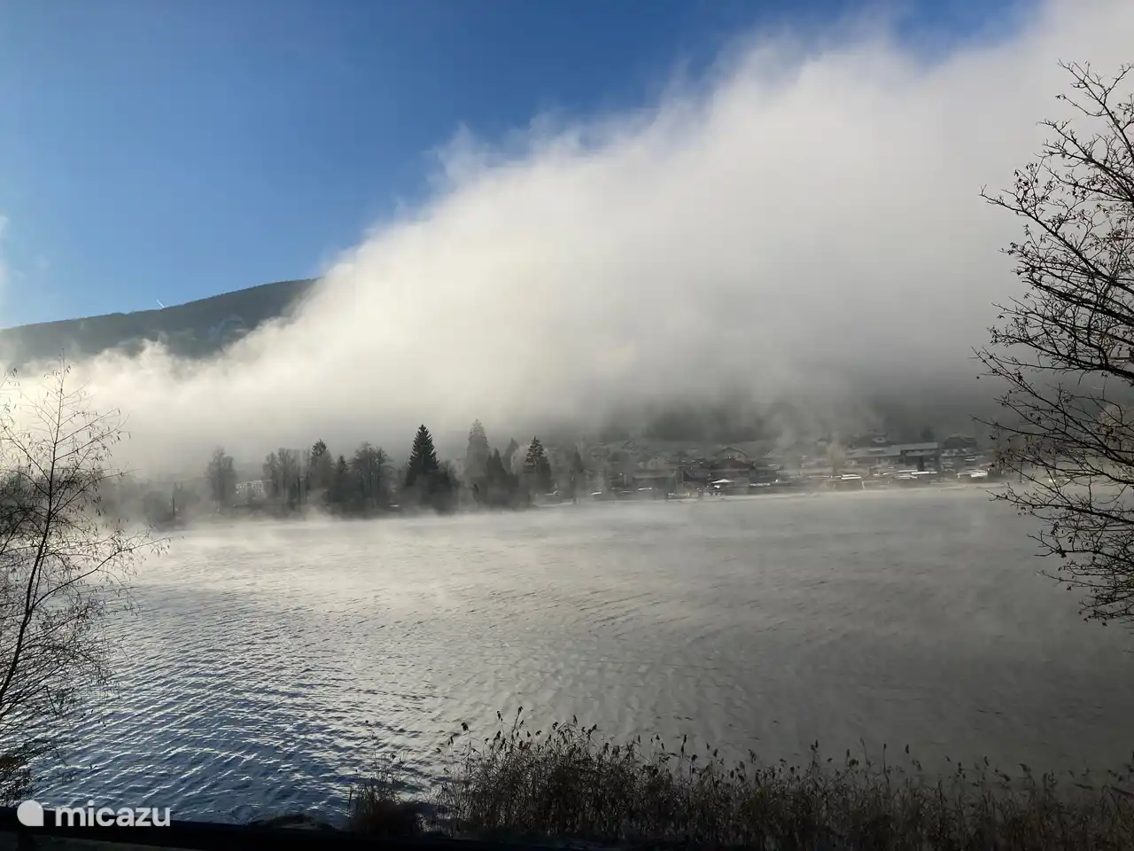 Blick auf den See und die Berge