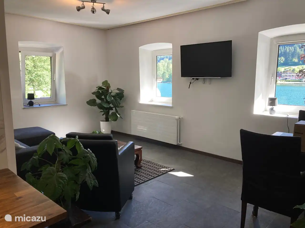 Wohnzimmer mit Blick auf den See