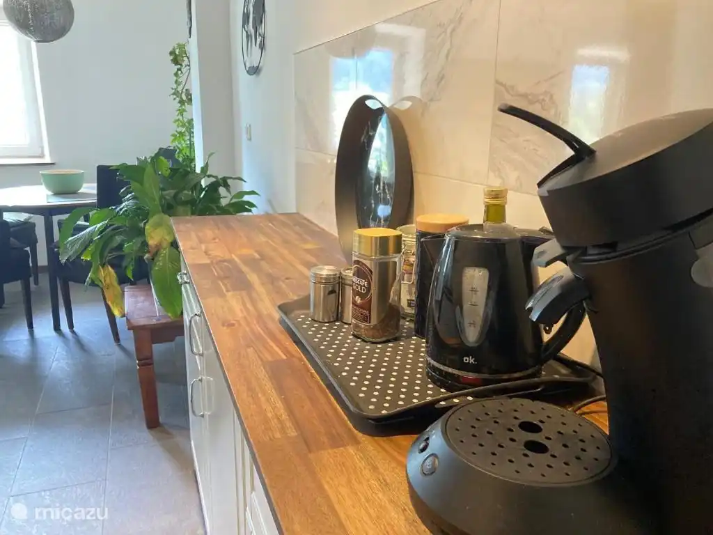 Kaffee- und Teezubereitungsmöglichkeiten, Küche, Esstisch