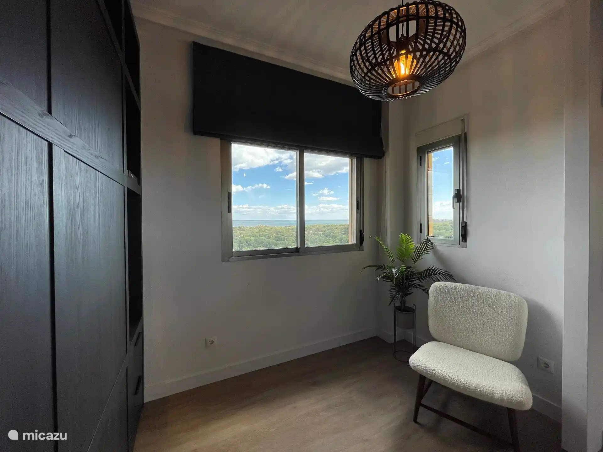 Créez un espace de vie supplémentaire si vous passez l'hiver et incluez la 3ème chambre dans le salon. 