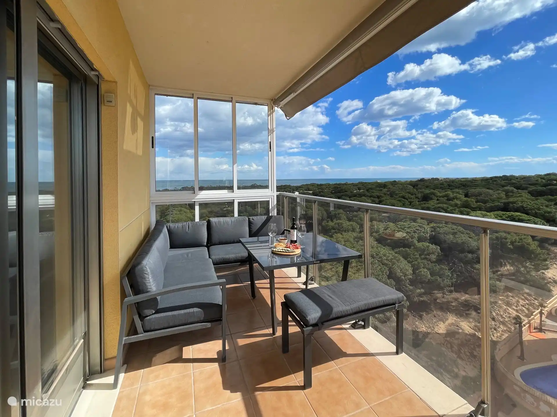 Balcon très spacieux, soleil toute la journée ! avec salon avec table assortie pour de bons repas