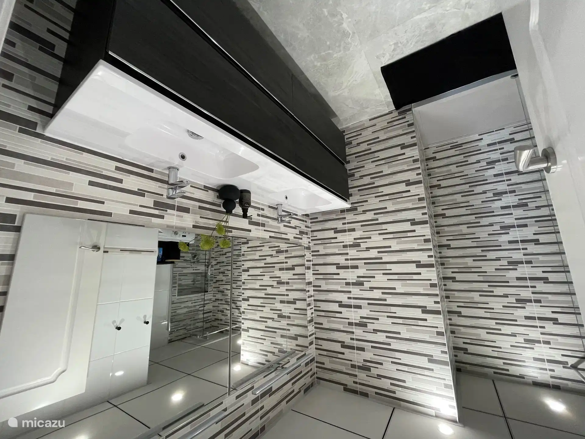 Salle de bain avec double vasque et douche à l'italienne