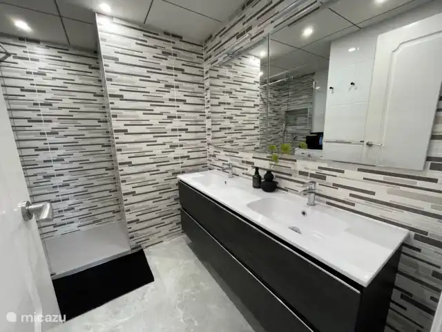 Casa Vista Al Mar | Espagne, Costa Blanca, Guardamar del Segura - appartement Salle de bain avec double vasque et douche à l'italienne