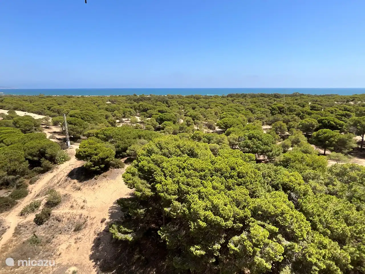 Vue depuis le balcon sur les dunes et la mer