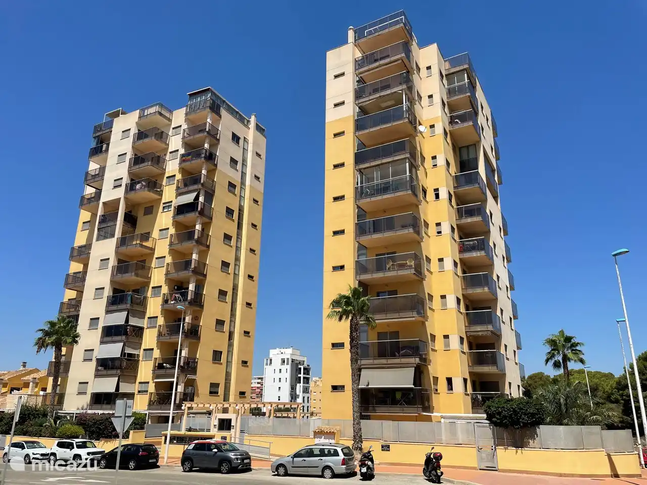 Le complexe d'appartements se compose de deux tours et notre appartement est situé dans la tour de droite qui borde les dunes et la mer.