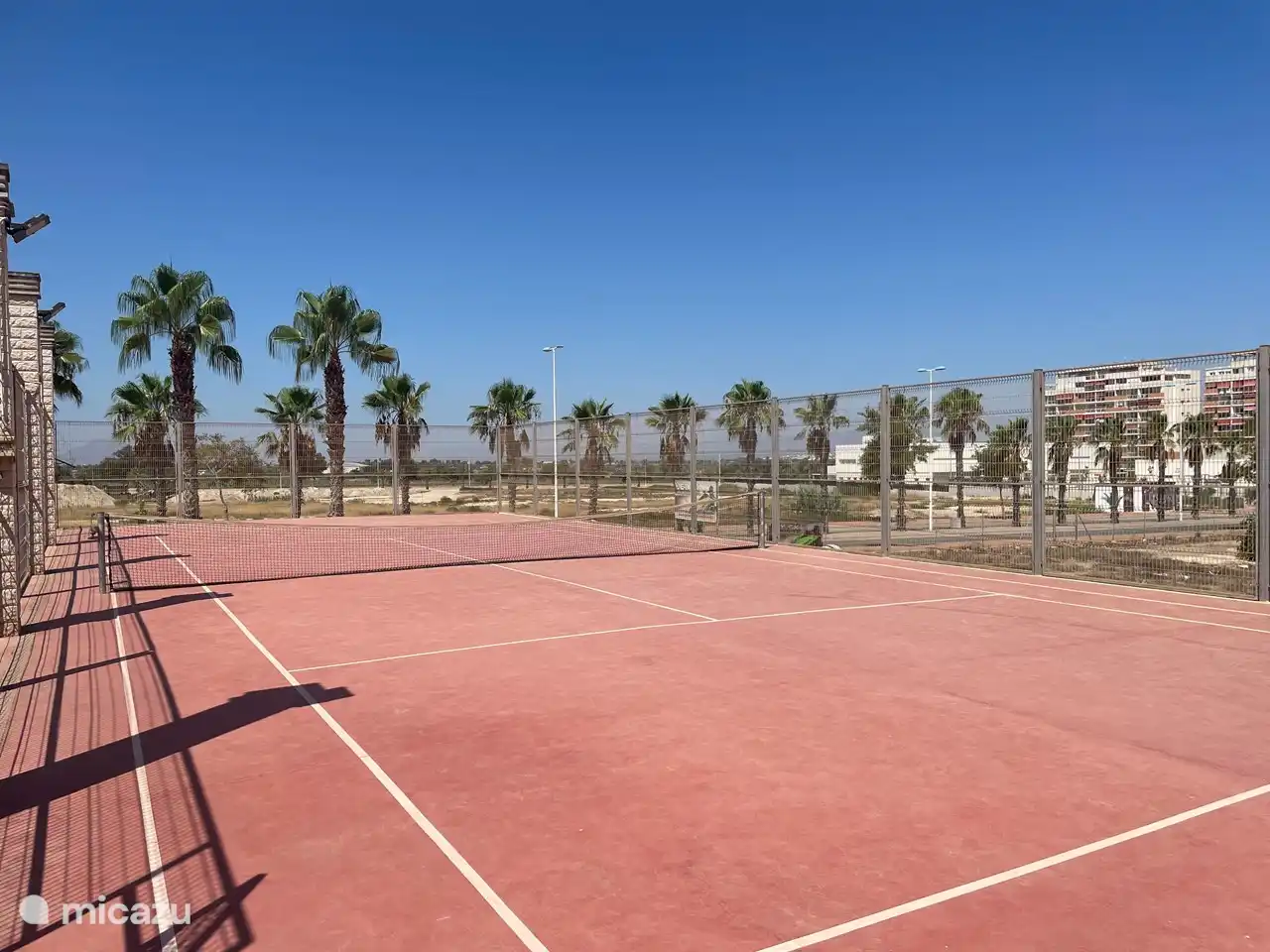 Court de tennis pour les sportifs parmi nous, à utiliser gratuitement pendant votre séjour