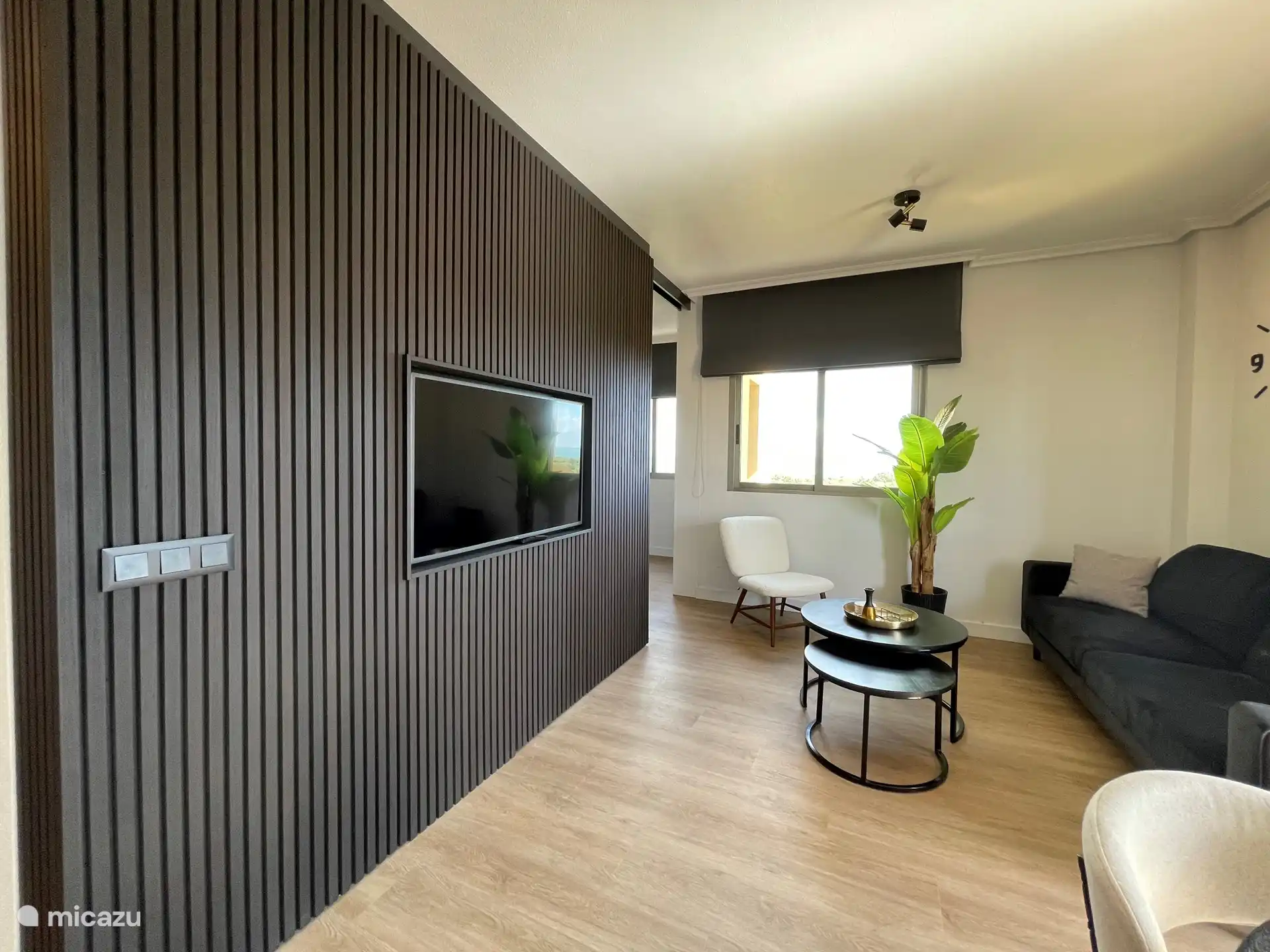 Salon décoré avec goût avec une grande télévision intelligente de 55 pouces