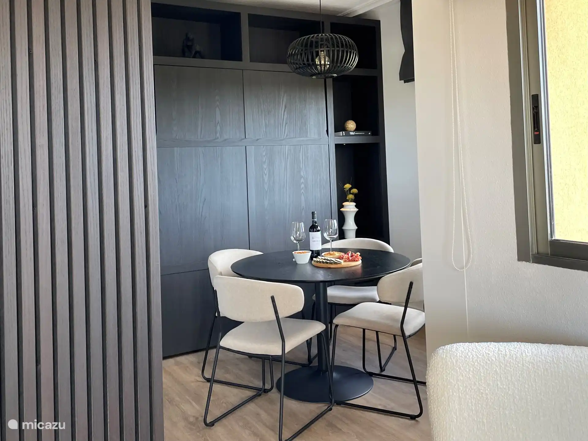 Salle à manger avec vue sur la mer, les dunes et le port