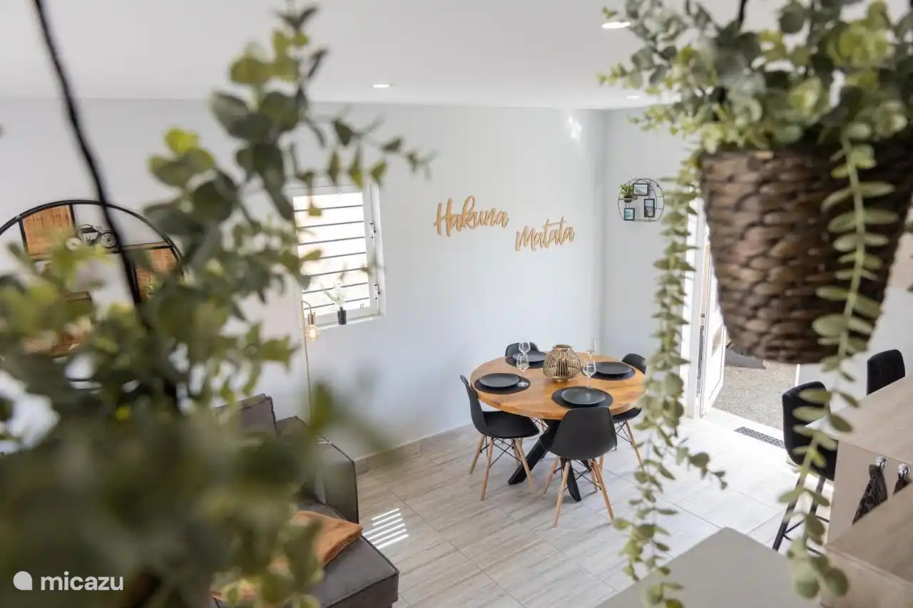 Onze ruime open keuken op Curaçao is jouw culinaire speeltuin . Voorzien van alle benodigdheden, van een airfryer tot elegante wijnglazen. Klaar om heerlijke gerechten te bereiden en te genieten van tropische diners.