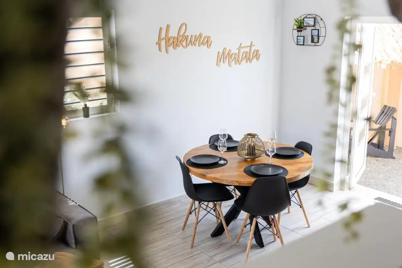 Onze ruime open keuken op Curaçao is jouw culinaire speeltuin . Voorzien van alle benodigdheden, van een airfryer tot elegante wijnglazen. Klaar om heerlijke gerechten te bereiden en te genieten van tropische diners.