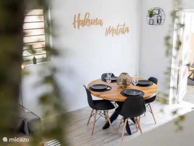 A&V appartement | Curaçao, Curaçao-Centre, Abrahamsz - maison de vacances Notre spacieuse cuisine ouverte à Curaçao est votre terrain de jeu culinaire. Équipé de tous les éléments essentiels, d’une friteuse à air aux élégants verres à vin. Prêt à préparer de délicieux plats et à savourer des dîners tropicaux.