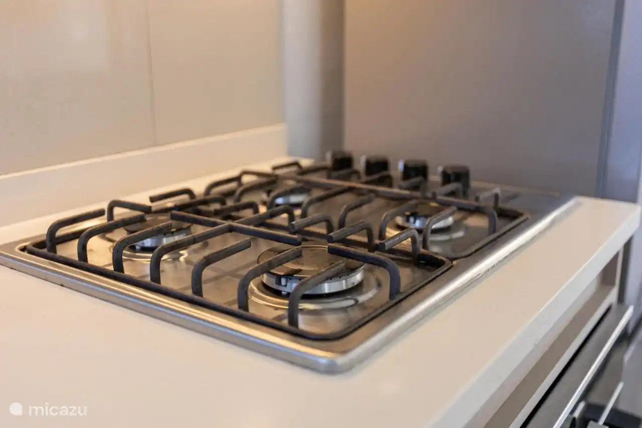 Onze ruime open keuken op Curaçao is jouw culinaire speeltuin . Voorzien van alle benodigdheden, van een airfryer tot elegante wijnglazen. Klaar om heerlijke gerechten te bereiden en te genieten van tropische diners.