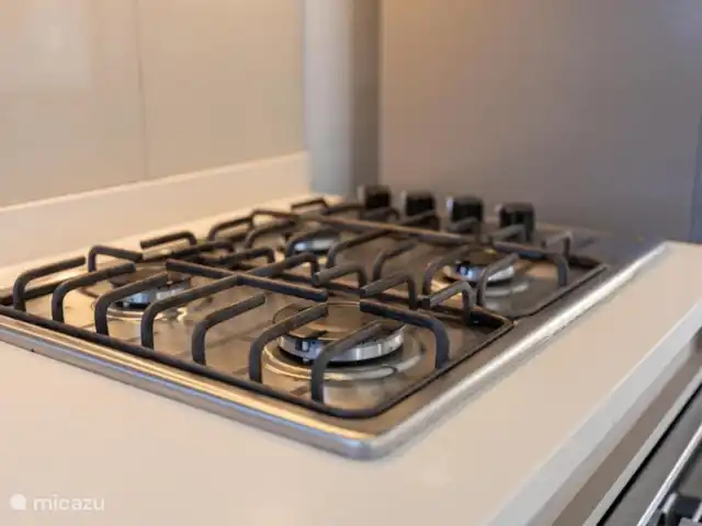 A&V appartement | Curaçao, Curaçao-Centre, Abrahamsz - maison de vacances Notre spacieuse cuisine ouverte à Curaçao est votre terrain de jeu culinaire. Équipé de tous les éléments essentiels, d’une friteuse à air aux élégants verres à vin. Prêt à préparer de délicieux plats et à savourer des dîners tropicaux.