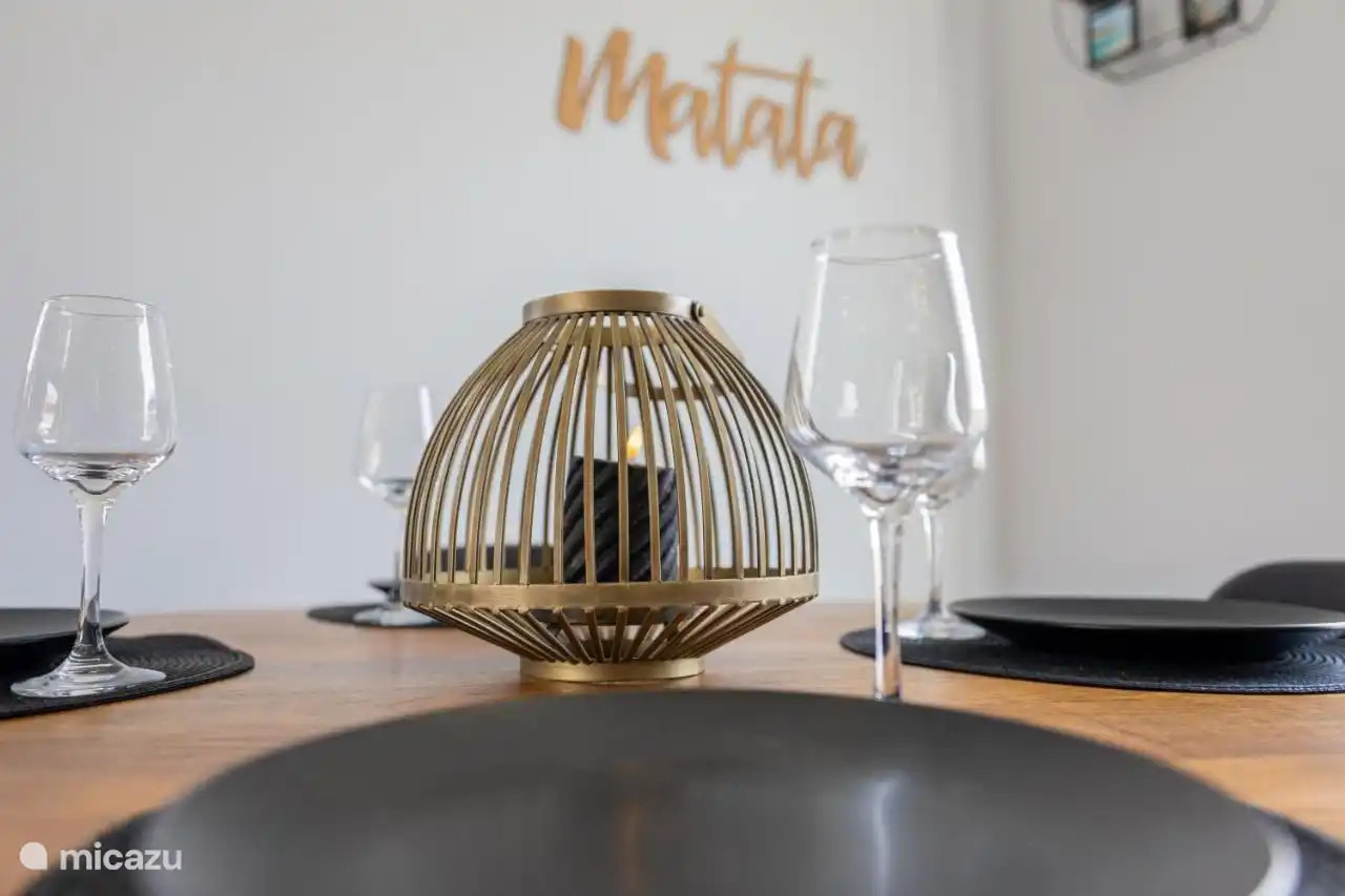 Onze ruime open keuken op Curaçao is jouw culinaire speeltuin . Voorzien van alle benodigdheden, van een airfryer tot elegante wijnglazen. Klaar om heerlijke gerechten te bereiden en te genieten van tropische diners.