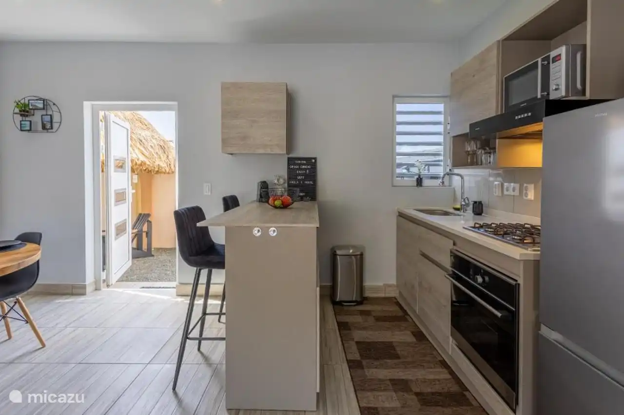 Onze ruime open keuken op Curaçao is jouw culinaire speeltuin . Voorzien van alle benodigdheden, van een airfryer tot elegante wijnglazen. Klaar om heerlijke gerechten te bereiden en te genieten van tropische diners.