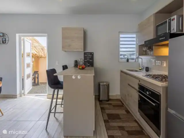 A&V appartement | Curaçao, Curaçao-Centre, Abrahamsz - maison de vacances Notre spacieuse cuisine ouverte à Curaçao est votre terrain de jeu culinaire. Équipé de tous les éléments essentiels, d’une friteuse à air aux élégants verres à vin. Prêt à préparer de délicieux plats et à savourer des dîners tropicaux.