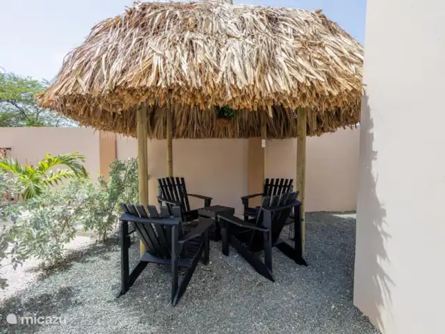 A&V appartement | Curaçao, Curaçao-Centre, Abrahamsz - maison de vacances Palapa avec table et quatre chaises pour profiter tranquillement sous un auvent