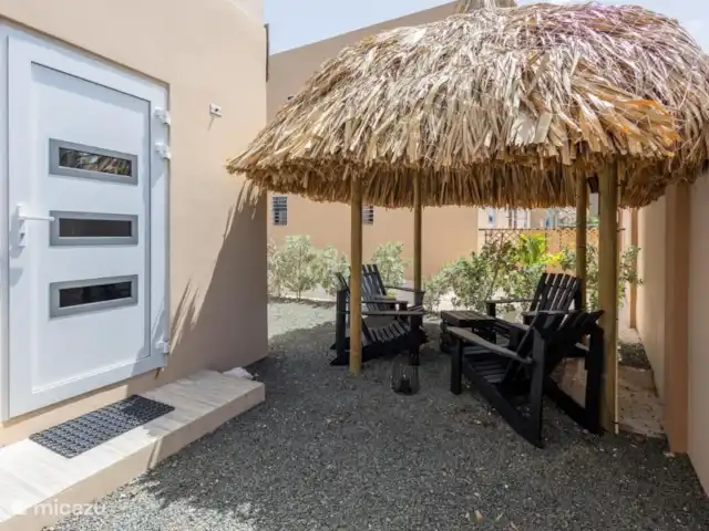A&V appartement | Curaçao, Curaçao-Centre, Abrahamsz - maison de vacances Palapa avec table et quatre chaises pour profiter tranquillement sous un auvent
