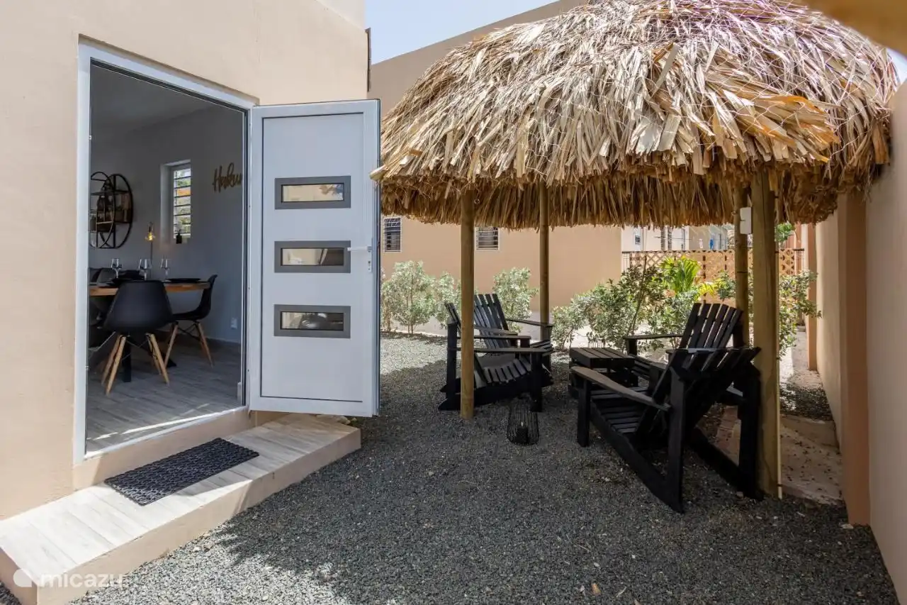 Palapa met tafel en vier stoelen om rustig te kunnen genieten onder een overkapping