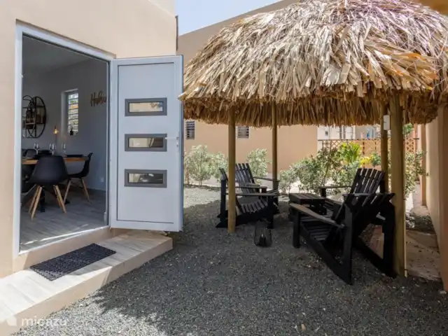 A&V appartement | Curaçao, Curaçao-Centre, Abrahamsz - maison de vacances Palapa avec table et quatre chaises pour profiter tranquillement sous un auvent