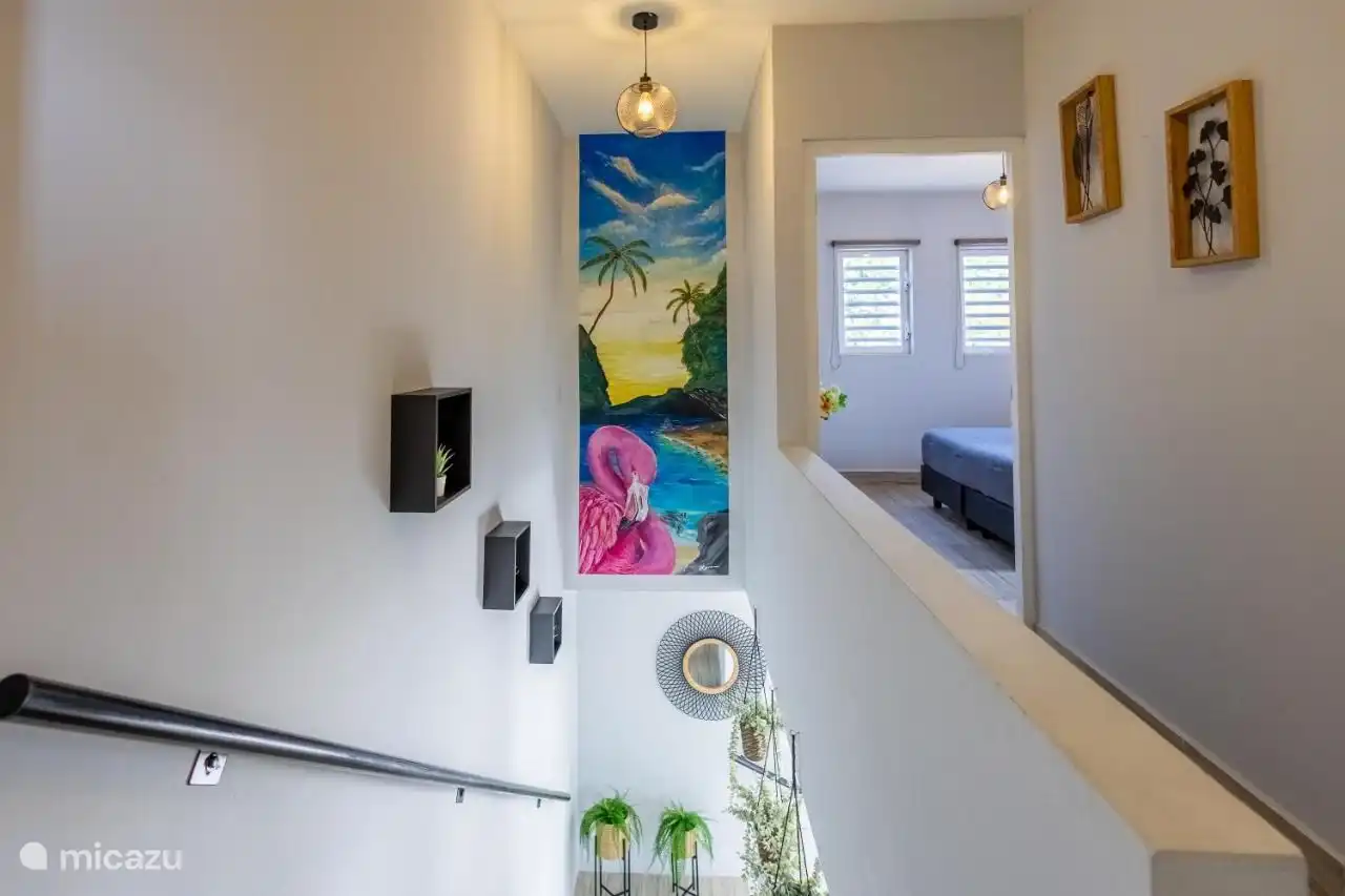 Trap naar de 1e verdieping waar 2 slaapkamers en badkamer met wc zich bevind.