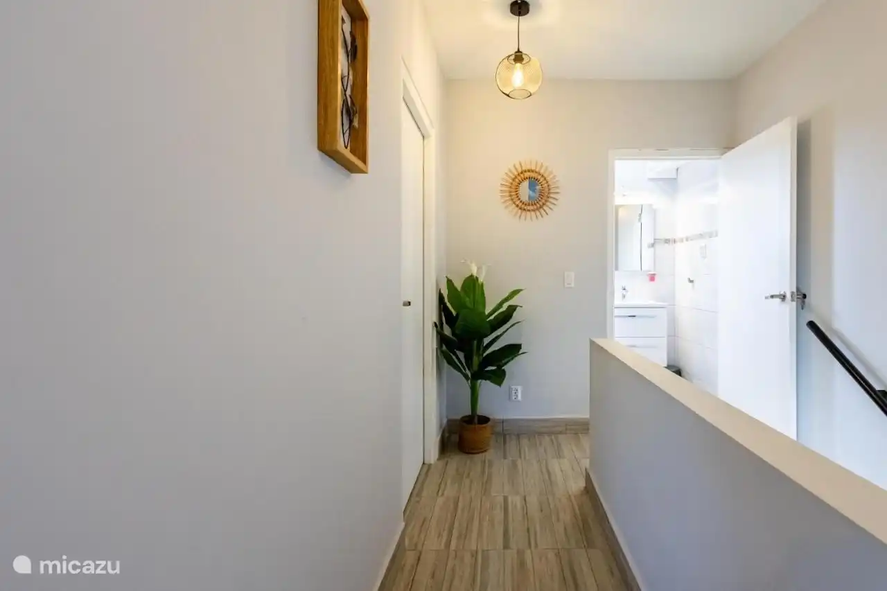 Trap naar de 1e verdieping waar 2 slaapkamers en badkamer met wc zich bevind.