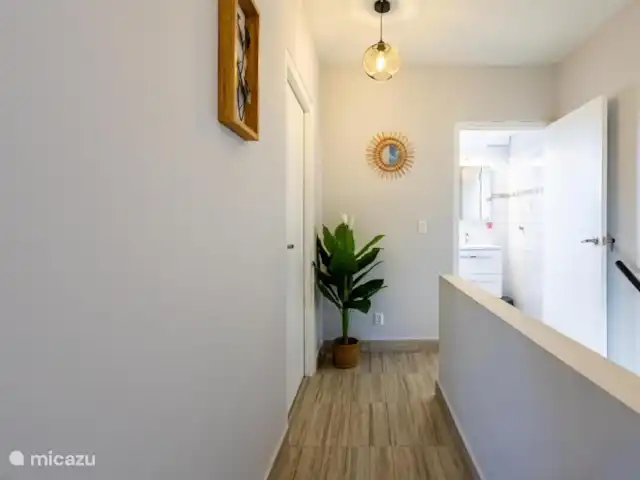 A&V appartement | Curaçao, Curaçao-Centre, Abrahamsz - maison de vacances Escalier menant au 1er étage où se trouvent 2 chambres et salle de bain avec toilettes.