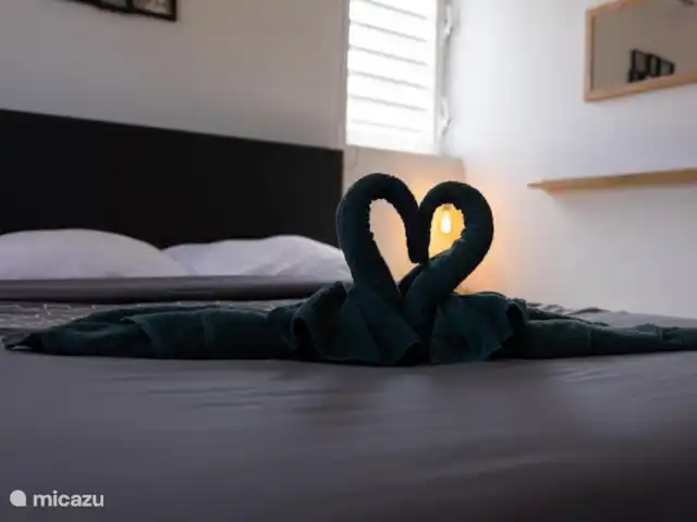 A&V appartement | Curaçao, Curaçao-Centre, Abrahamsz - maison de vacances Chambre 2 avec sommier tapissier de luxe et placard ouvert