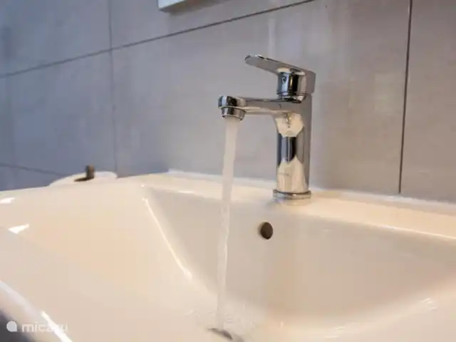 A&V appartement | Curaçao, Curaçao-Centre, Abrahamsz - maison de vacances Au premier étage, il y a une salle de bain spacieuse, équipée d’une belle douche à effet pluie avec eau chaude (chauffage), d’un lavabo et de toilettes.