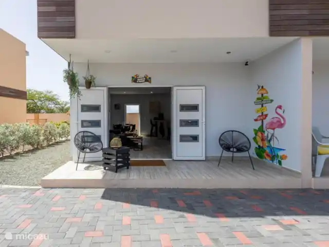A&V appartement | Curaçao, Curaçao-Centre, Abrahamsz - maison de vacances Découvrez le confort ultime dans cette retraite moderne de deux chambres à Curaçao. Situé dans un complexe de petite taille avec 7 maisons et une piscine, il offre le point de chute idéal, à seulement 15 minutes de Mambo et de la plage de Jan Thiel, et à 4 minutes du supermarché Manguso