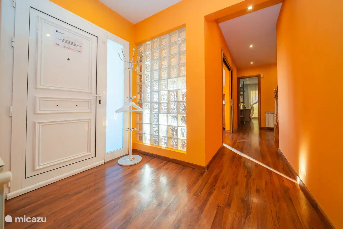 De voordeur naar de royale hal 