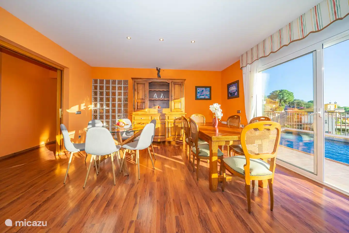 Waar u aan uw linkerhand de woonkamer vindt met eetgelegenheid voor 12 personen