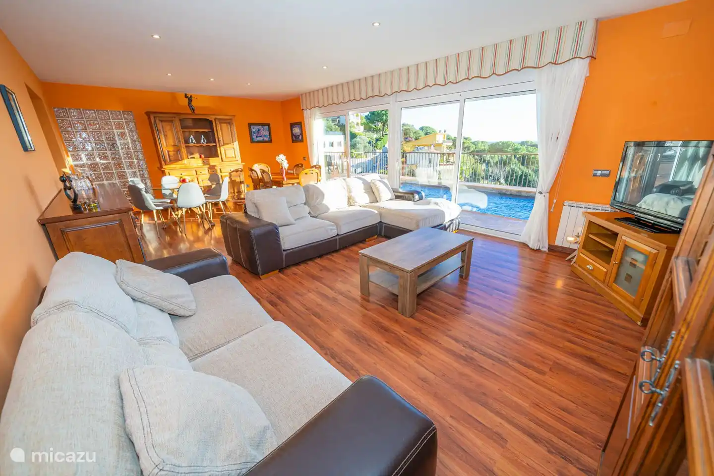 De woonkamer is voorzien van een comfortabele bank, 