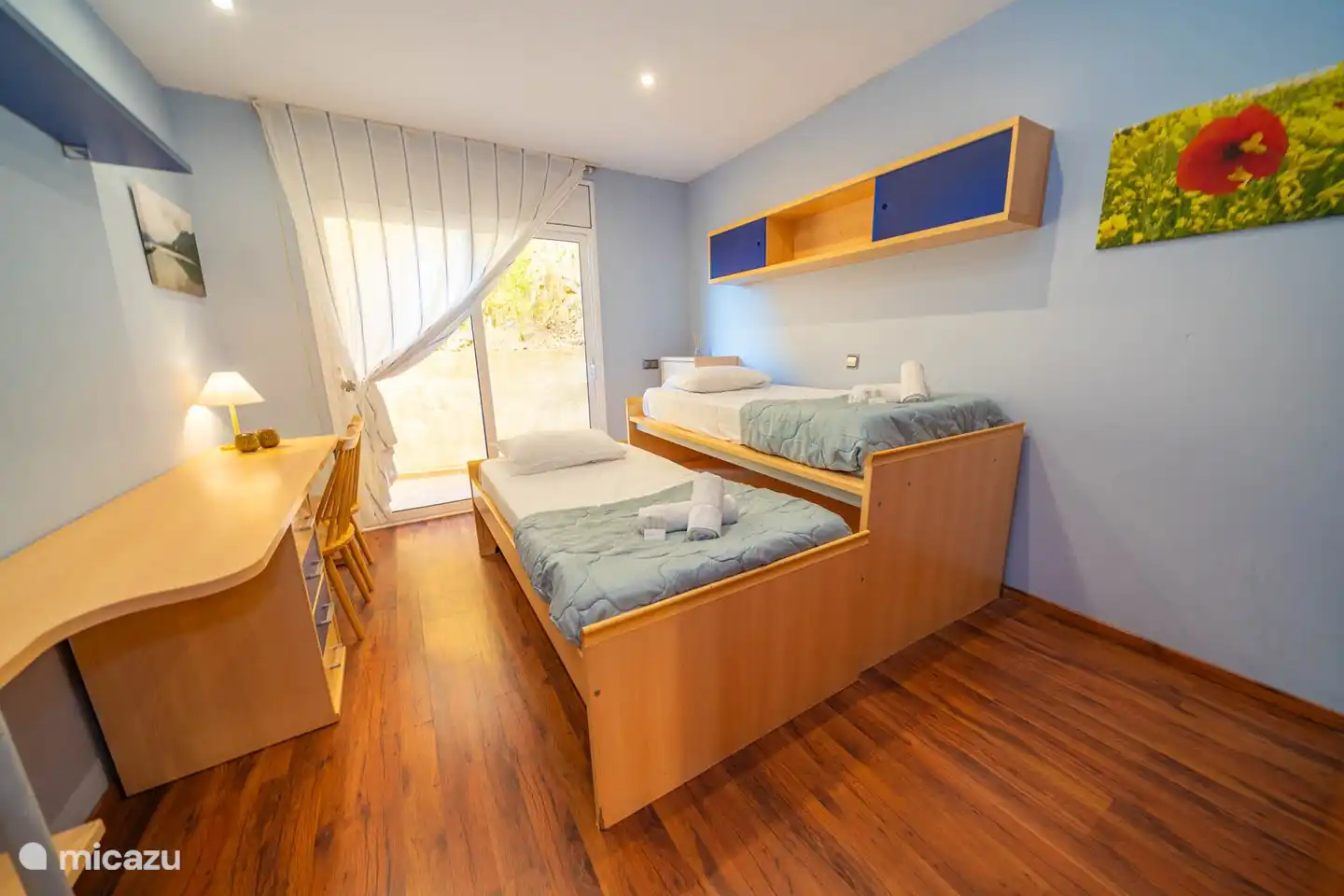 Slaapkamer 1 met twee eenpersoonsbedden en een bureau