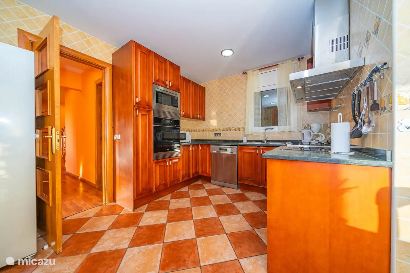 Aan de rechterzijde van de voordeur betreedt u de keuken