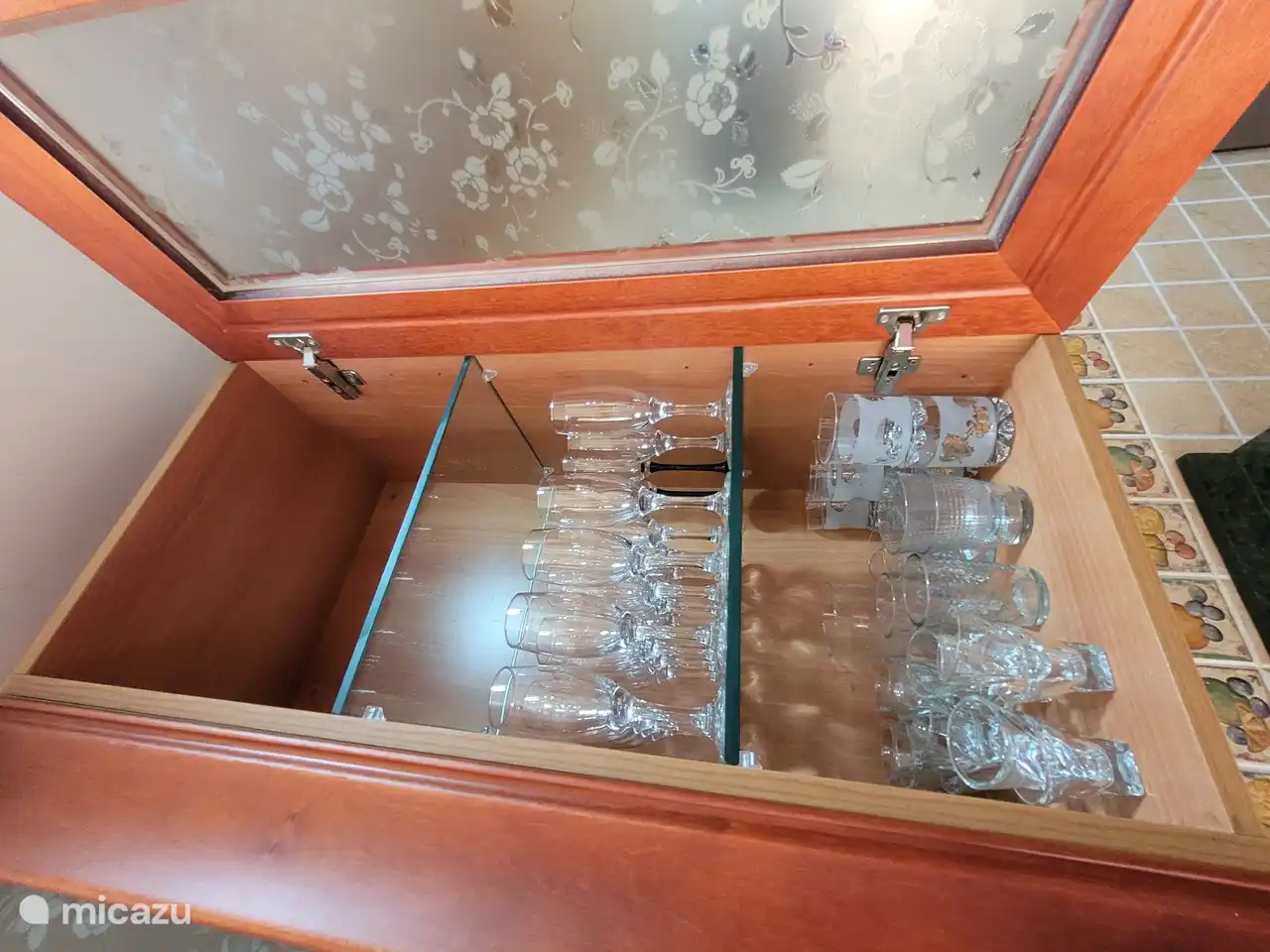 Voldoende glazen voor het hele gezelschap om te proosten op de vakantie!