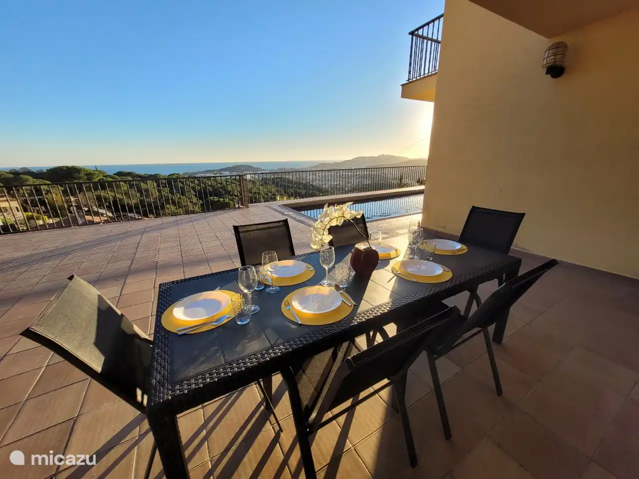 En diverse eetgelegenheden buiten