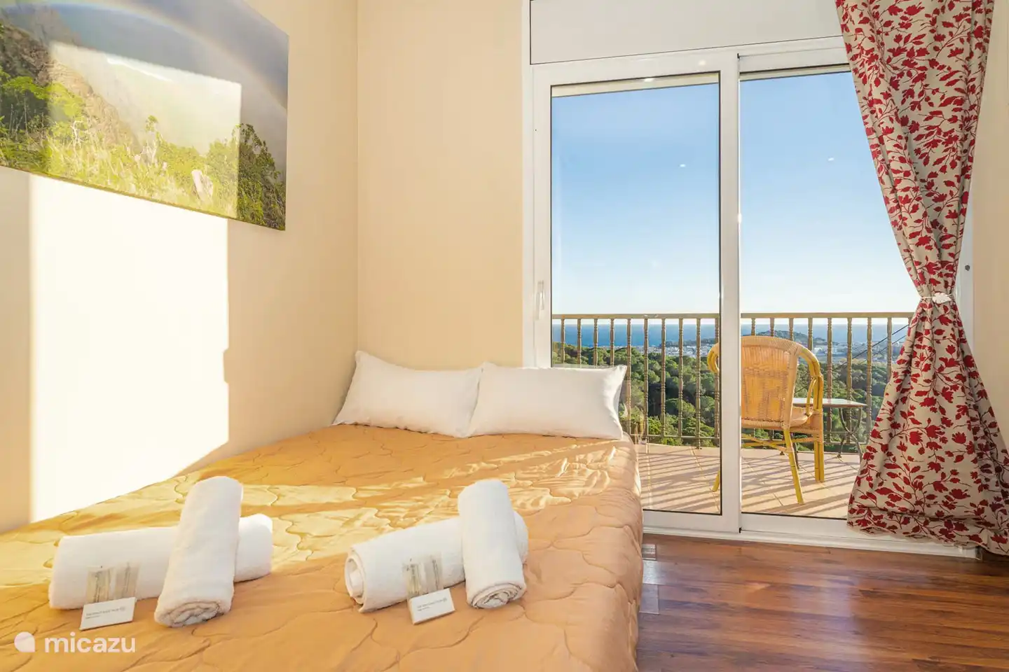 Met twee eenpersoonsbedden en deze slaapbank, via de schuifdeur betreedt u het royale balkon