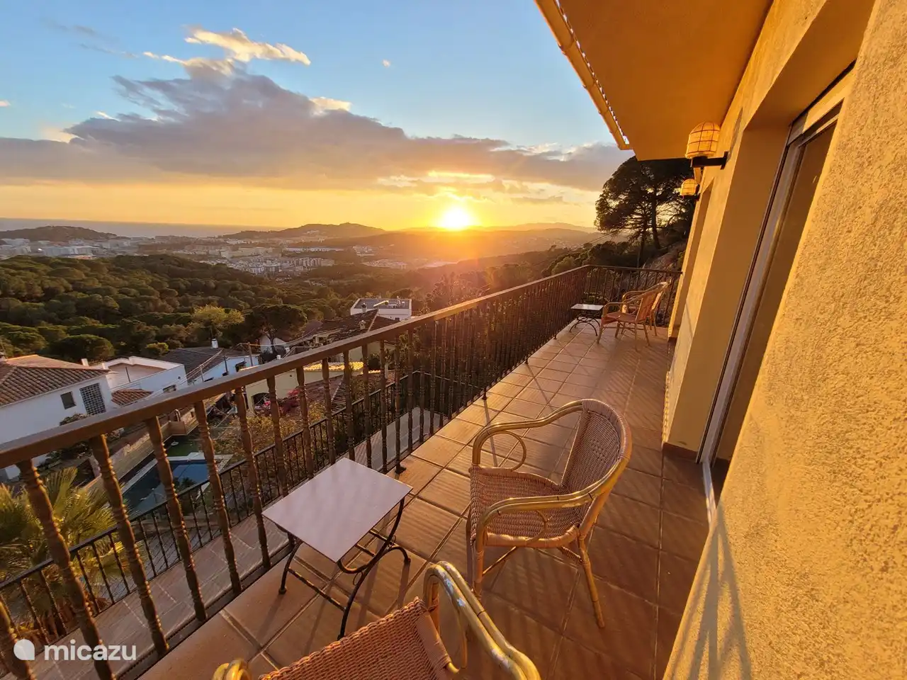 Op het balkon kunt u genieten van de rustige omgeving en de unieke zonsondergangen 