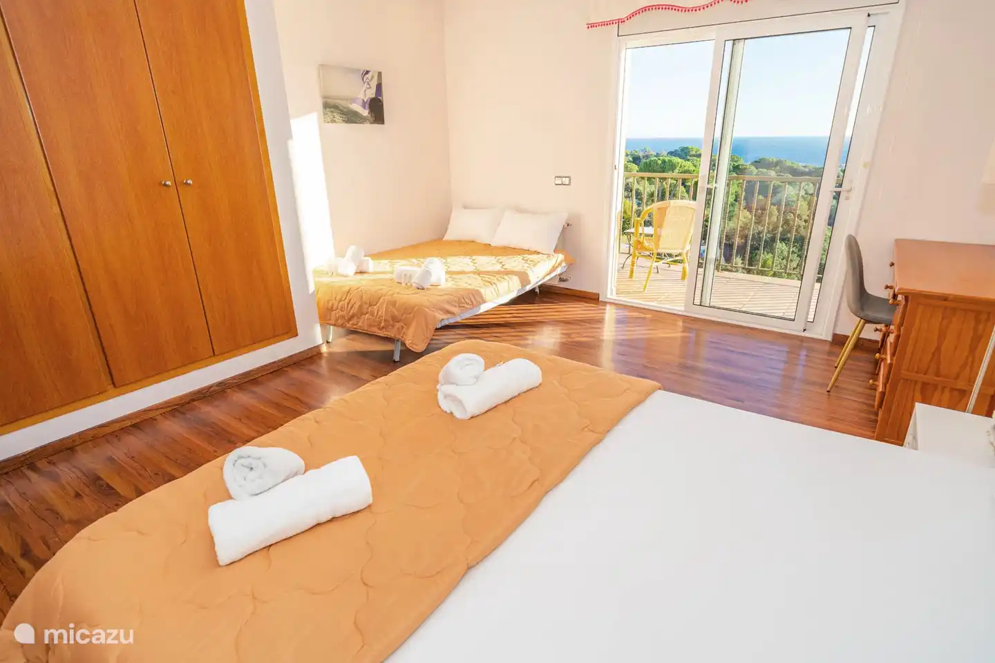 Er is in iedere kamer voldoende kastruimte beschikbaar