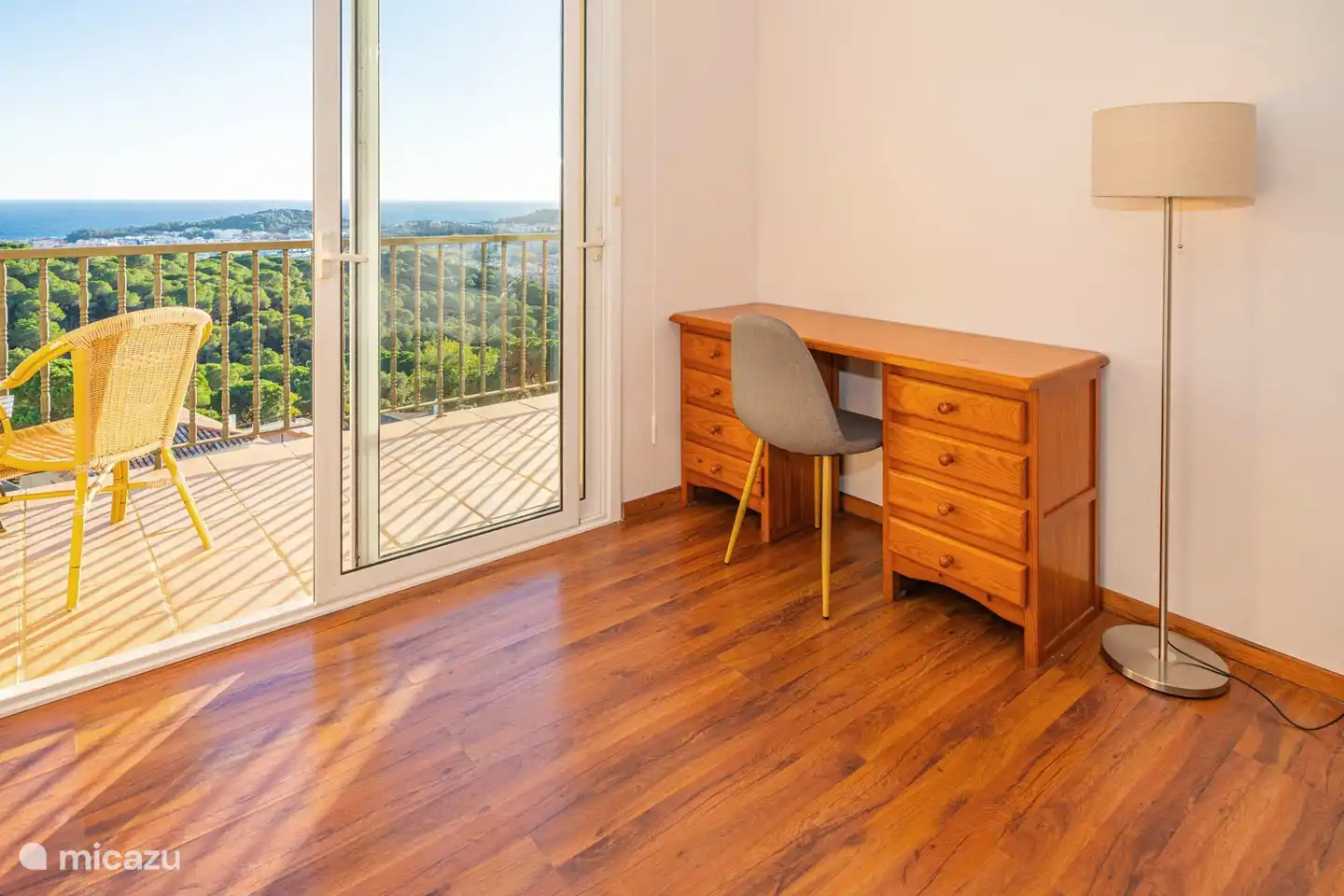 Met werkplek, via de schuifdeuren betreedt u ook via deze slaapkamer het royale balkon