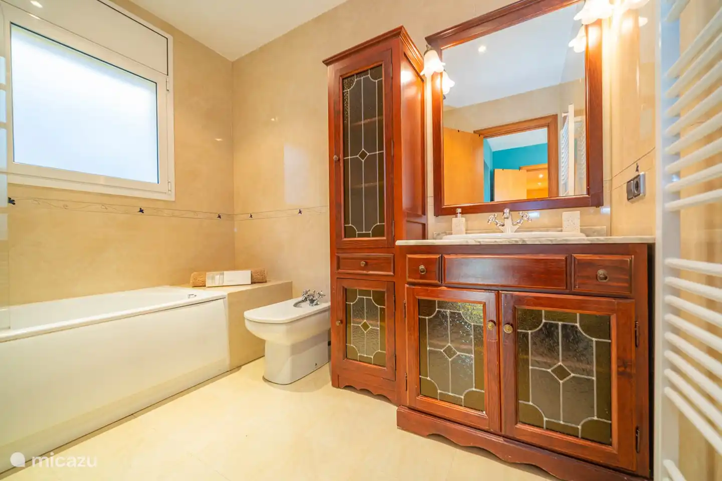 Badkamer 3 met ligbad(jacuzzi), douche(in bad), toilet en bidet 