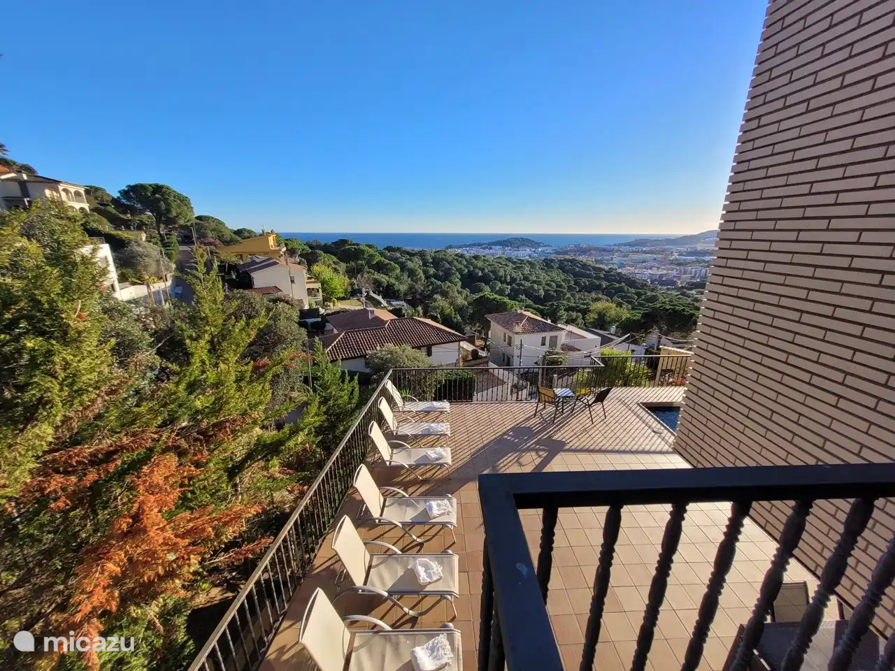Via de schuifdeur van slaapkamer 4 komt u op het balkon waar u bijvoorbeeld het droogrek kunt plaatsen 