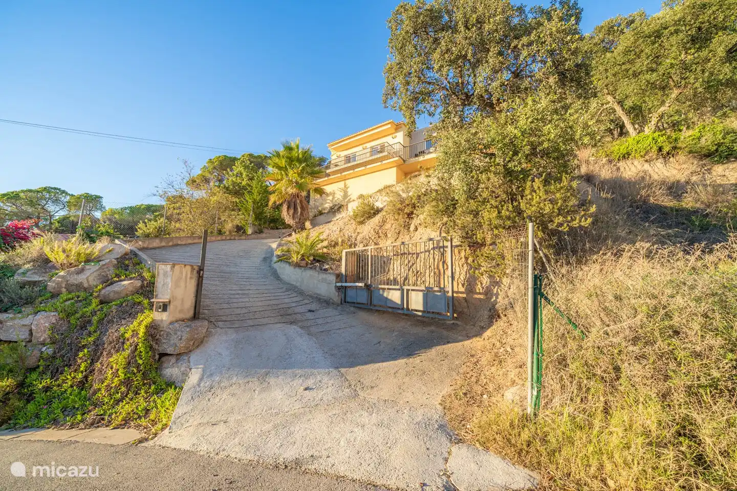 Het terrein van Villa Mare Nostrum is afgesloten met een elektrische poort