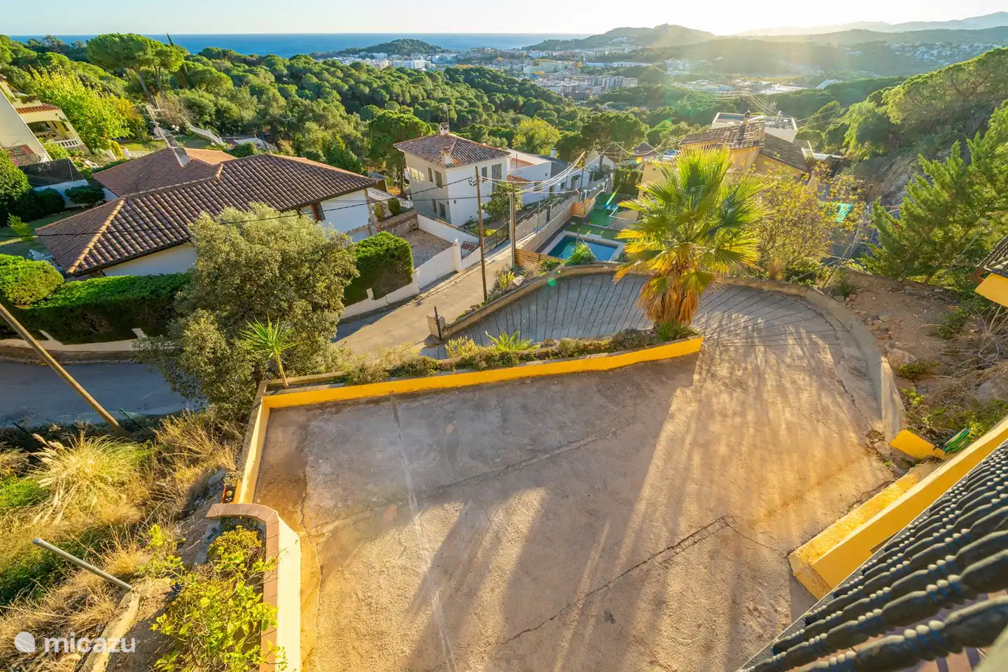 De oprit van Villa Mare Nostrum met ruimte voor twee grote auto's of drie kleine