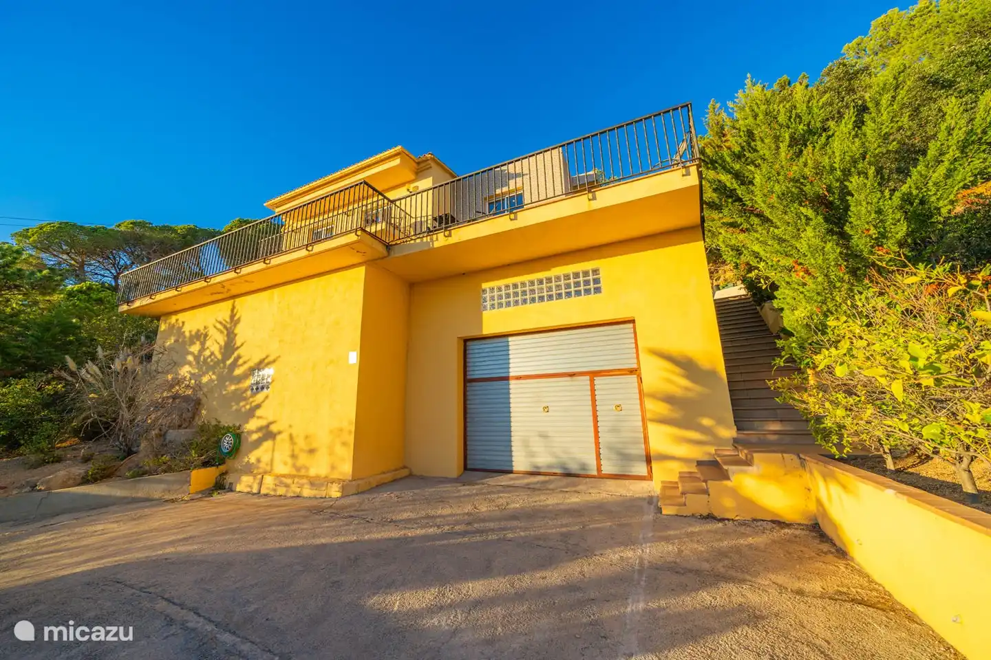 Via de trap rechts bereikt u de villa