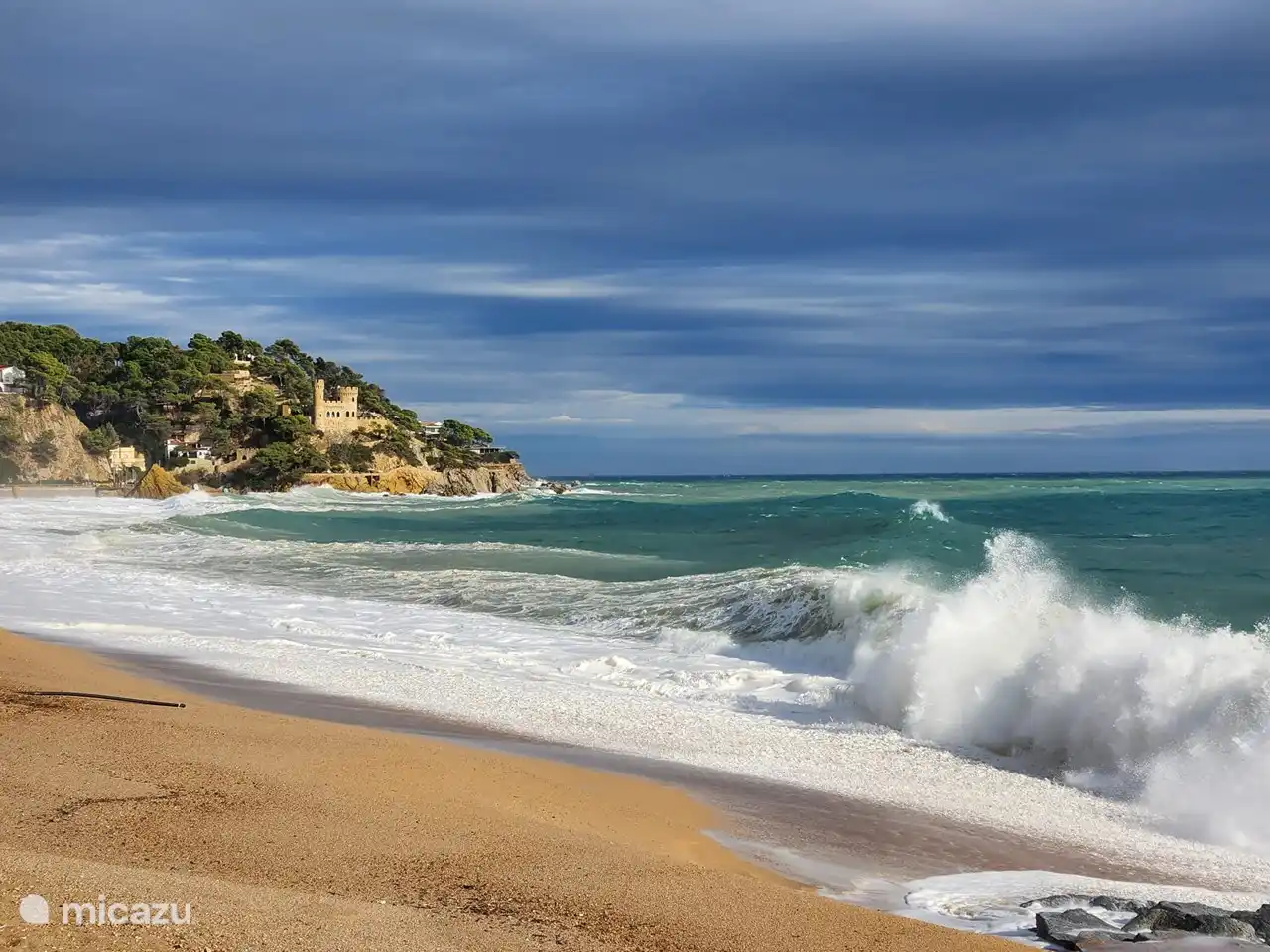 Het strand van Lloret de Mar bevindt zich op slechts 8 minuten met de auto. Tevens bevindt zich naast het huis een wandelpad van 2 km dat direct naar het centrum gaat, tot aan het strand is dit circa 20-25 minuten lopen