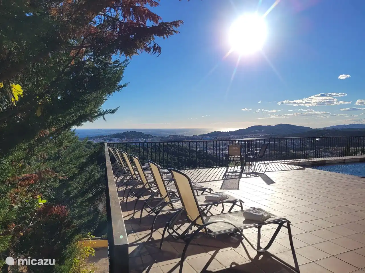 Er zijn zes ligstoelen 